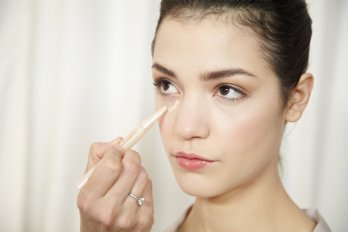 چگونه از کانسیلر استفاده کنیم؟