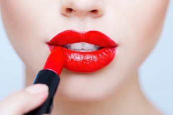 چگونه دوام رژ لب را بیشتر کنیم؟