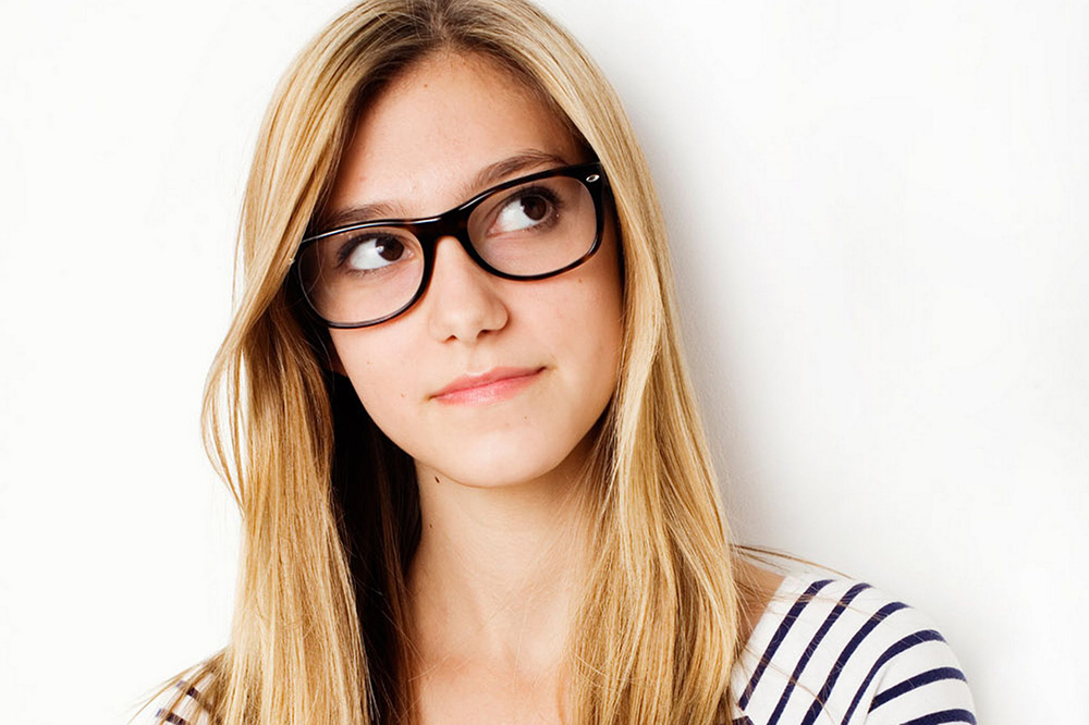 ۶ نکته‌ی آرایشی برای دختران عینکی