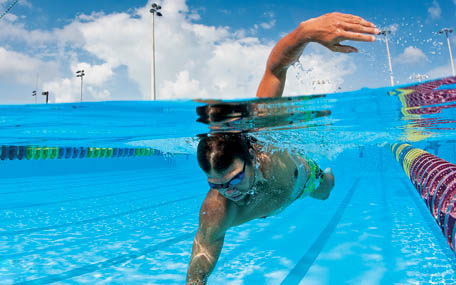 شنا کردن بیشتر چربی می‌سوزاند یا دویدن؟